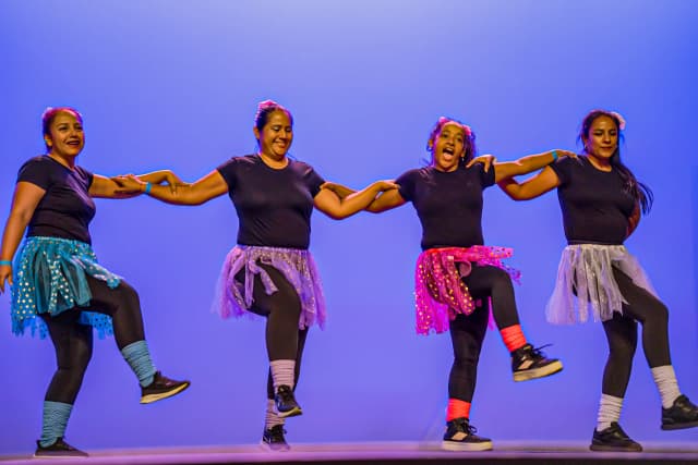 Niños aprendiendo a bailar