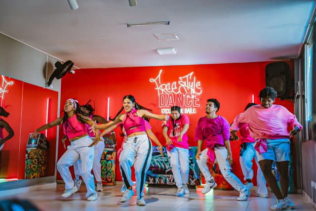 Grupo de baile contemporáneo en acción