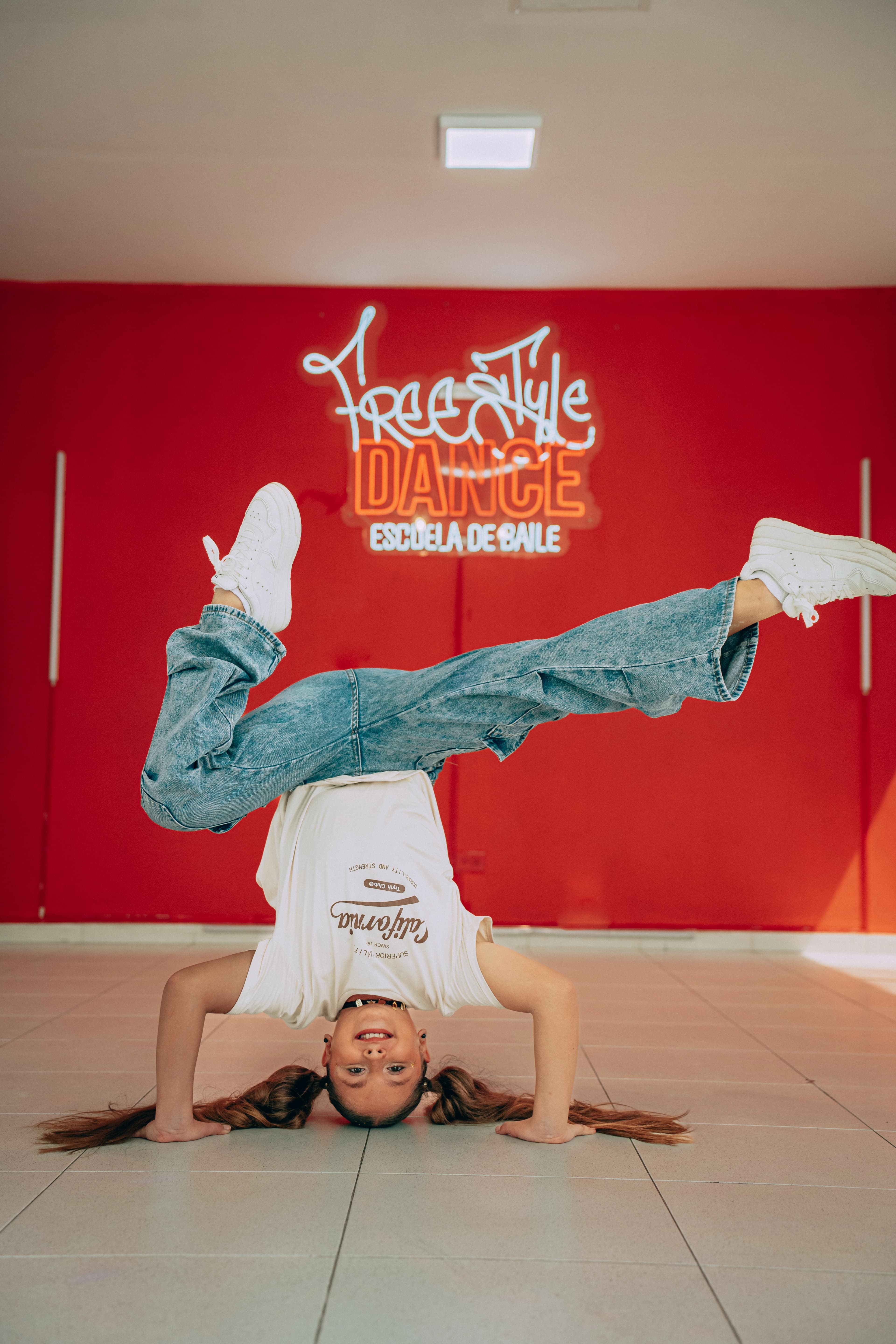 Grupo bailando danza urbana