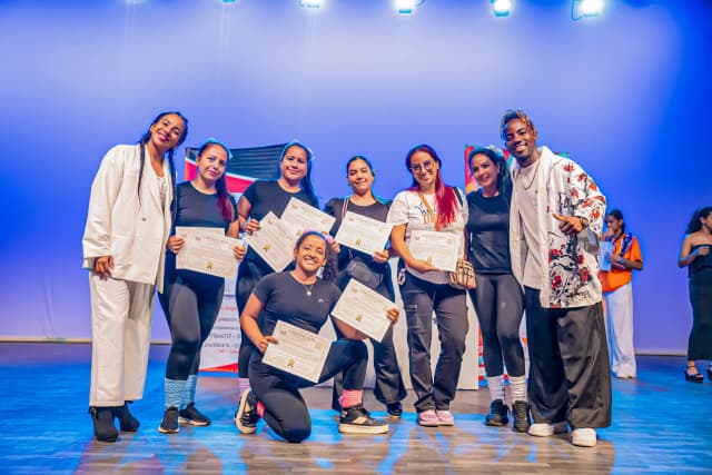 Ensayo grupal de coreografía